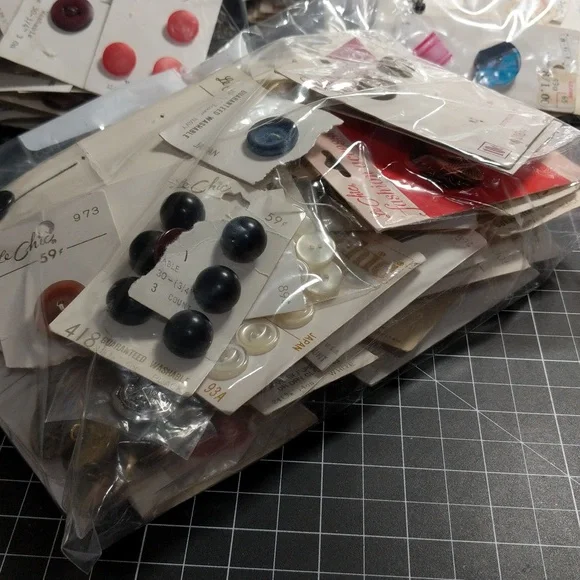 Massive vintage button bundle close to 5lbs - Picture 7 of 13
